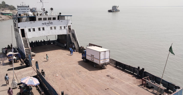 পাটুরিয়া-দৌলতদিয়া নৌরুটে ফেরি চলাচল শুরু