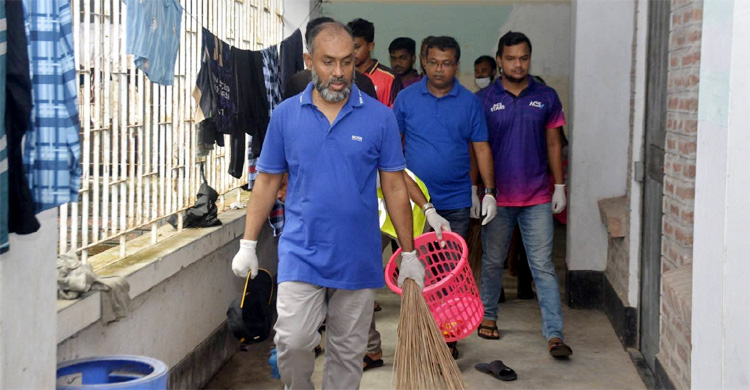 পবিপ্রবিতে পরিচ্ছন্নতা অভিযানে ঝাড়ু হাতে উপাচার্য