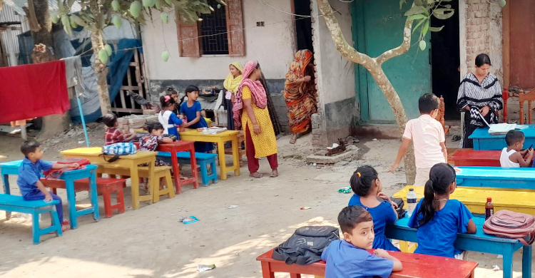 বাড়ির উঠানে পাঠদান, প্রচণ্ড গরমে ঝরে পড়ছে শিক্ষার্থী