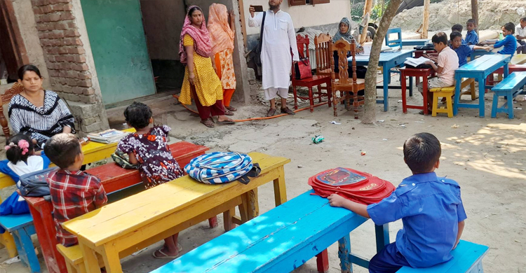 বাড়ির উঠানে পাঠদান, প্রচণ্ড গরমে ঝরে পড়ছে শিক্ষার্থী