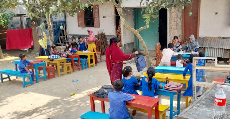 বাড়ির উঠানে পাঠদান, প্রচণ্ড গরমে ঝরে পড়ছে শিক্ষার্থী