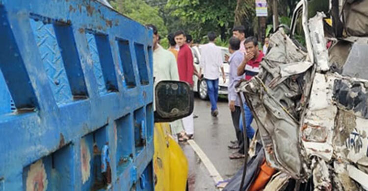 পটিয়ায় বাস-পিকআপ মুখোমুখি সংঘর্ষে চালক নিহত