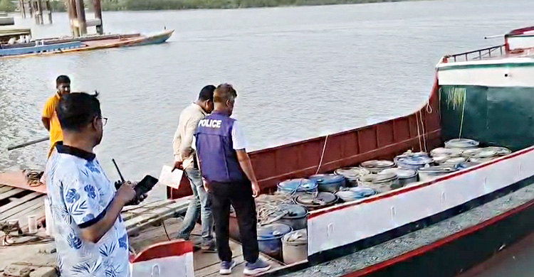 পটুয়াখালীতে ট্রলারে মিললো ৬২০০ লিটার জ্বালানি তেল