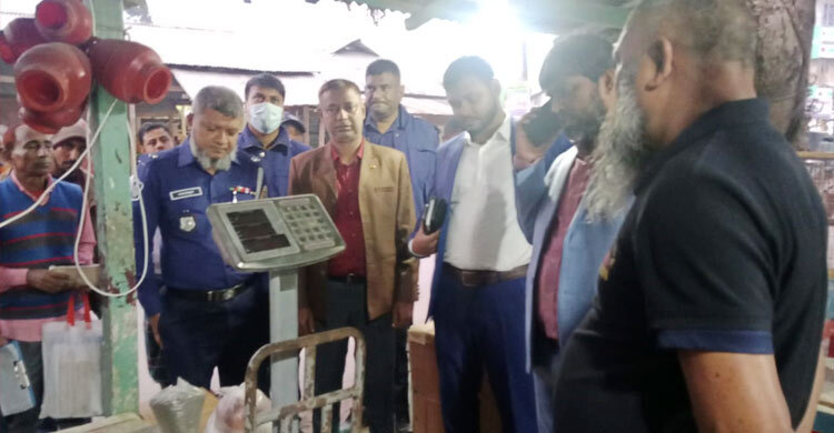 দ্বিগুণ দামে সার বিক্রির অপরাধে দোকানিকে ১৫ দিনের কারাদণ্ড