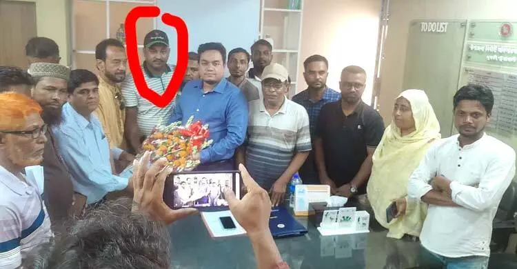 ইউএনওকে ফুলেল শুভেচ্ছা, ছবিতে অস্ত্র মামলার ওয়ারেন্টভুক্ত আস