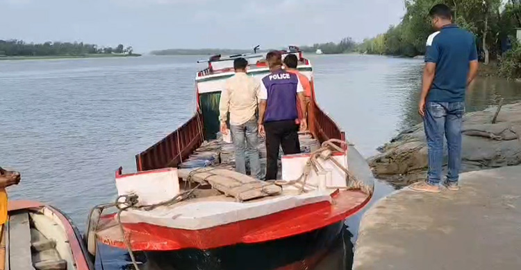পটুয়াখালীতে ট্রলারে মিললো ৬২০০ লিটার জ্বালানি তেল