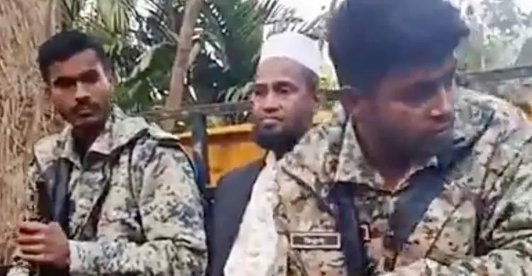 ভোটারদের টাকা দেওয়ার অভিযোগে জামায়াত নেতাকে মারধর, পুলিশে সোপর্দ