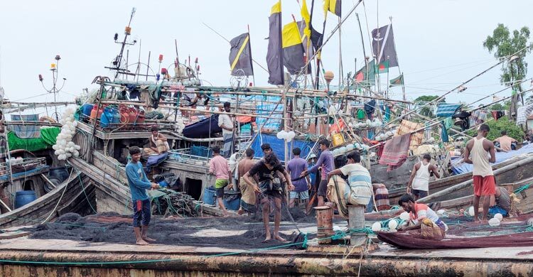 পটুয়াখালীতে স্বেচ্ছায় ট্রলিং বোট অপসারণ করছে জেলেরা
