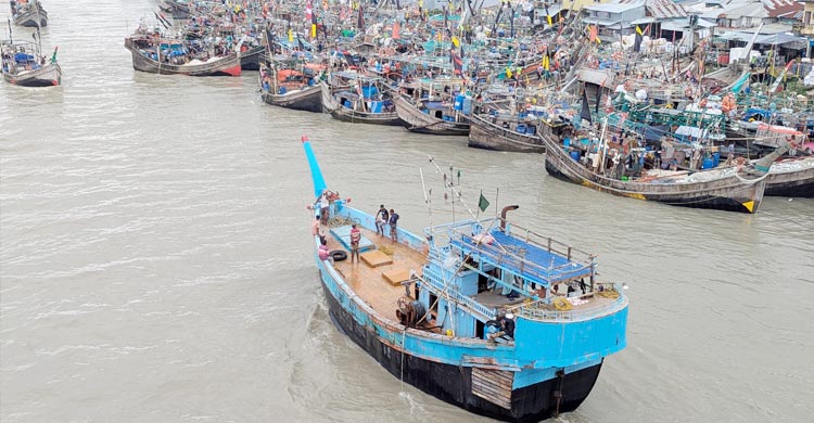 পটুয়াখালীতে স্বেচ্ছায় ট্রলিং বোট অপসারণ করছে জেলেরা