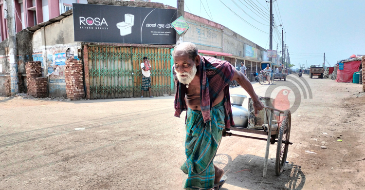 ভেজা লুঙ্গিতে শীতলতার পরশ খুঁজছেন বৃদ্ধ সিরাজুল