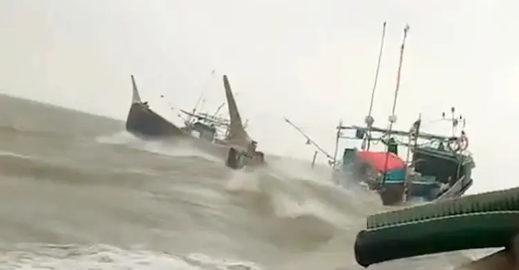 উত্তাল সাগরে ৩ ট্রলারডুবি, নিখোঁজ ১৩ জেলে