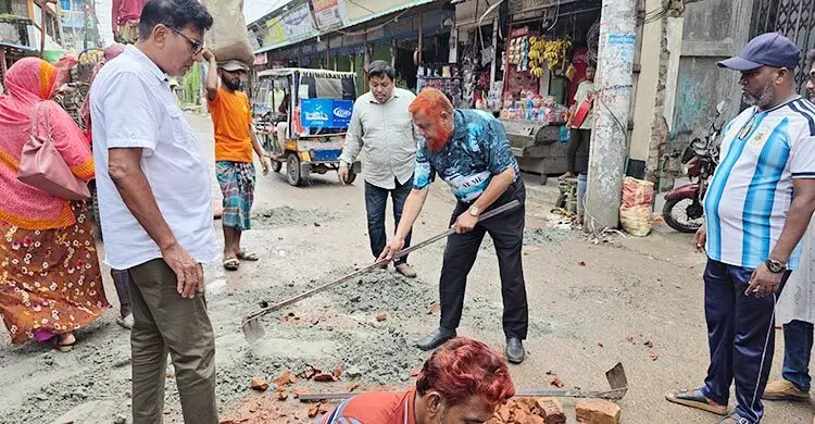 দীর্ঘদিনের ভোগান্তির সড়কে স্বস্তি, বিএনপি নেতার উদ্যোগে সংস্কার