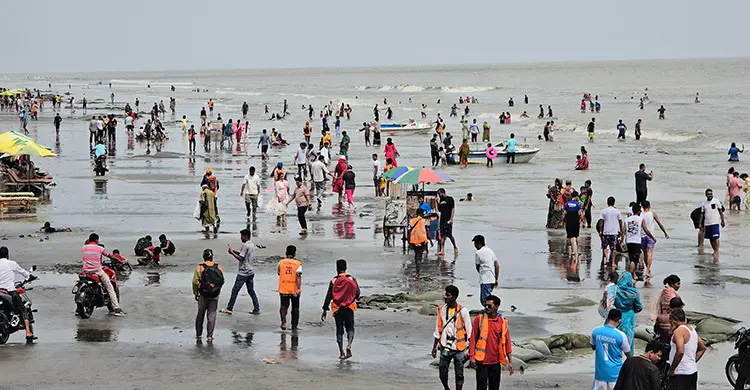 কুয়াকাটায় বাড়ছে পর্যটকের ভিড়, স্বস্তিতে ব্যবসায়ীরা