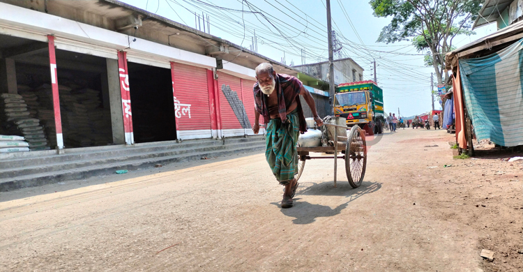 ভেজা লুঙ্গিতে শীতলতার পরশ খুঁজছেন বৃদ্ধ সিরাজুল