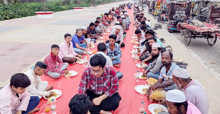 প্রতিদিন দুই শতাধিক অসহায় পান ১৪ পদের রাজকীয় ইফতারি
