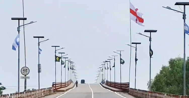 কলাপাড়ায় ৩০ ফুটের ‘ব্রাজিল গেট’ দেখতে ভিড়