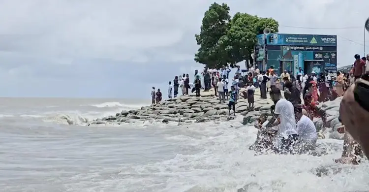 কুয়াকাটা সৈকতে পর্যটকদের দুর্ঘটনার ঝুঁকি বাড়াচ্ছে নিরাপত্তা ঘাটতি