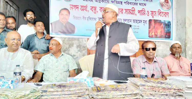 পটুয়াখালীতে অগ্নিকাণ্ডে ক্ষতিগ্রস্তদের পাশে আওয়ামী লীগ নেতা