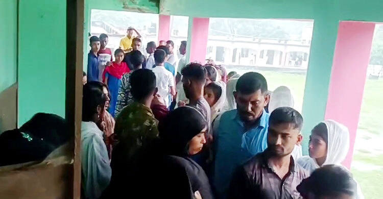 শ্রেণিকক্ষের পাশে বজ্রপাত, শিক্ষক-শিক্ষার্থীসহ আহত ১২