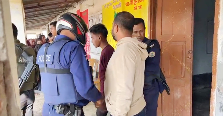 পটুয়াখালীতে ভুয়া ভোটার সেজে কেন্দ্রে প্রবেশ, কিশোরসহ আটক ২