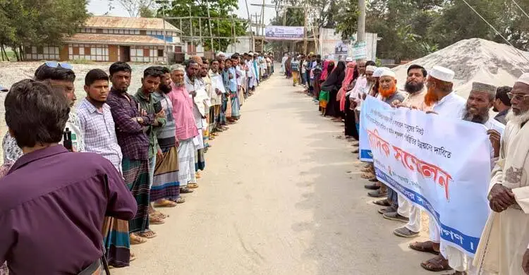 বিএনপি নেতার বিরুদ্ধে চাঁদাবাজির অভিযোগে সড়কে স্থানীয়রা