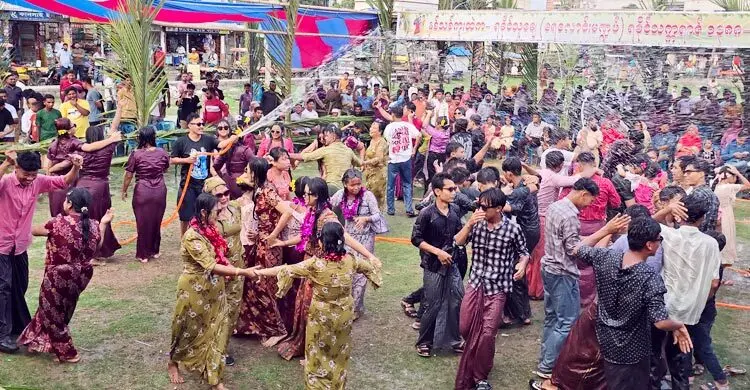 কুয়াকাটায় জলকেলিতে মেতেছেন তরুণ-তরুণীরা