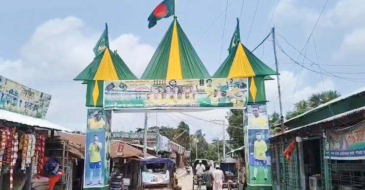 কলাপাড়ায় ৩০ ফুটের ‘ব্রাজিল গেট’ দেখতে ভিড়