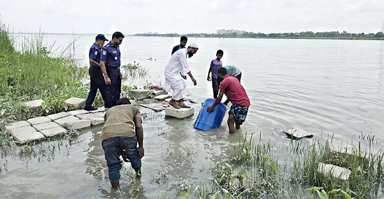 পটুয়াখালীতে ৪৩ ড্রাম চিংড়ির রেনু জব্দ, নদীতে অবমুক্ত