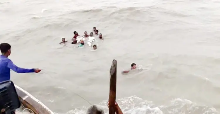 উত্তাল সাগরে ৩ ট্রলারডুবি, নিখোঁজ ১৩ জেলে