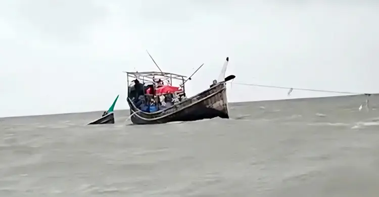 বঙ্গোপসাগরে ঝোড়ো হাওয়ায় ট্রলারডুবি, ১০ জেলেকে জীবিত উদ্ধার