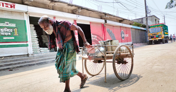 ভেজা লুঙ্গিতে শীতলতার পরশ খুঁজছেন বৃদ্ধ সিরাজুল