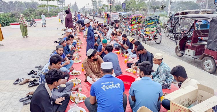 প্রতিদিন দুই শতাধিক অসহায় পান ১৪ পদের রাজকীয় ইফতারি