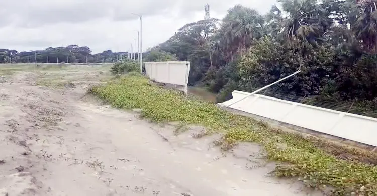 পায়রা বন্দরের আবাসিক এলাকায় ফের ধসে পড়ল দুই সীমানা দেয়াল