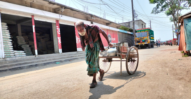 ভেজা লুঙ্গিতে শীতলতার পরশ খুঁজছেন বৃদ্ধ সিরাজুল