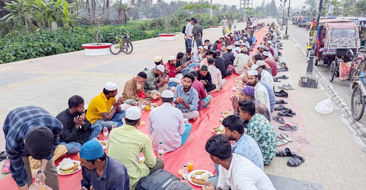 প্রতিদিন দুই শতাধিক অসহায় পান ১৪ পদের রাজকীয় ইফতারি