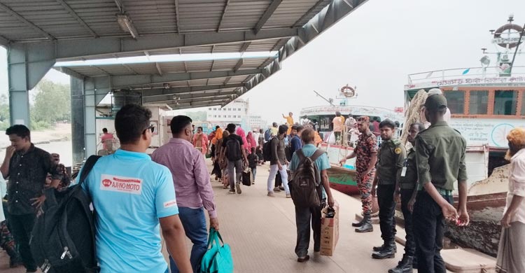 পাটুরিয়ায় ঘরমুখো মানুষের ভিড়, বেশি যাত্রী নিয়ে ছাড়ছে লঞ্চ