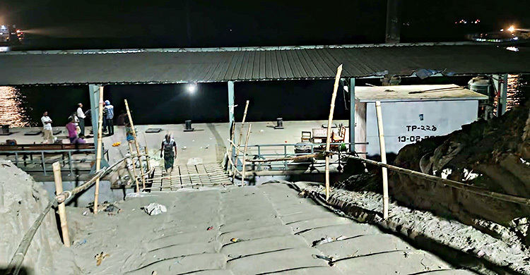 পাটুরিয়ায় যাত্রী-টিকিট কালেক্টরদের মধ্যে হাতাহাতি, লঞ্চ চলাচল বন্ধ