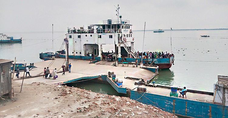 কমছে শুরু করেছে যাত্রী-যানবাহনের চাপ
