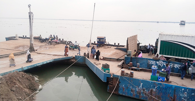 কমছে শুরু করেছে যাত্রী-যানবাহনের চাপ