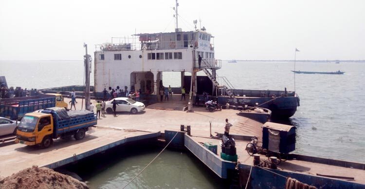 পাটুরিয়ায় কমছে যাত্রী ও যানবাহনের চাপ