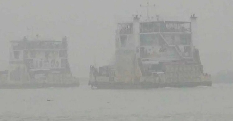 ঘন কুয়াশায় পাটুরিয়া-দৌলতদিয়া নৌপথে ফেরি চলাচল বন্ধ
