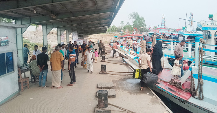 কমছে শুরু করেছে যাত্রী-যানবাহনের চাপ