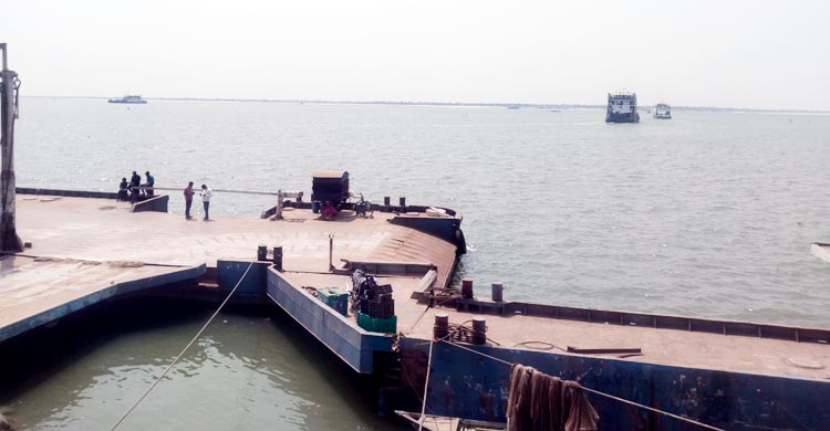 পাটুরিয়ায় কমছে যাত্রী ও যানবাহনের চাপ
