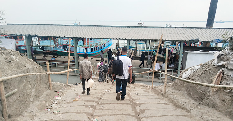 কমছে শুরু করেছে যাত্রী-যানবাহনের চাপ