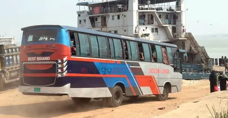 নিষেধাজ্ঞা অমান্য করে এখনো যাত্রী নিয়েই ফেরিতে উঠছে বাস