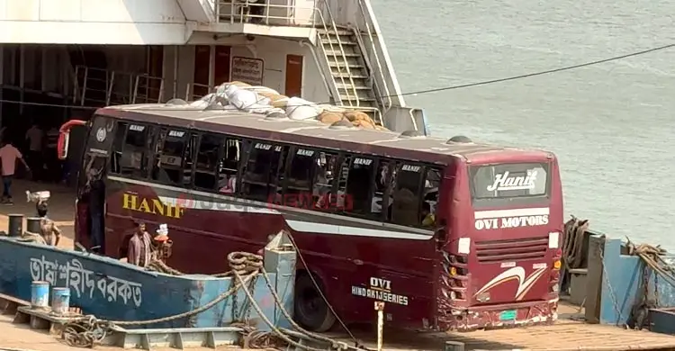 যাত্রী না নামিয়েই ফেরিতে উঠছে বাস, মানা হচ্ছে না নিয়ম