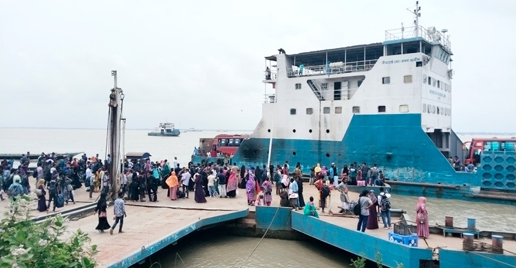 Increased traffic at Paturia ghat amid Eid rush