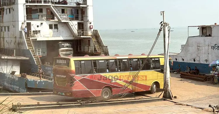 যাত্রী না নামিয়েই ফেরিতে উঠছে বাস, মানা হচ্ছে না নিয়ম