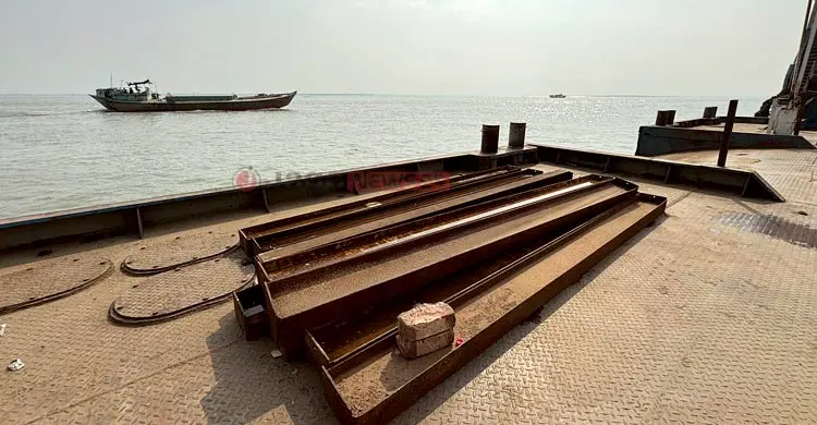 যাত্রী না নামিয়েই ফেরিতে উঠছে বাস, মানা হচ্ছে না নিয়ম