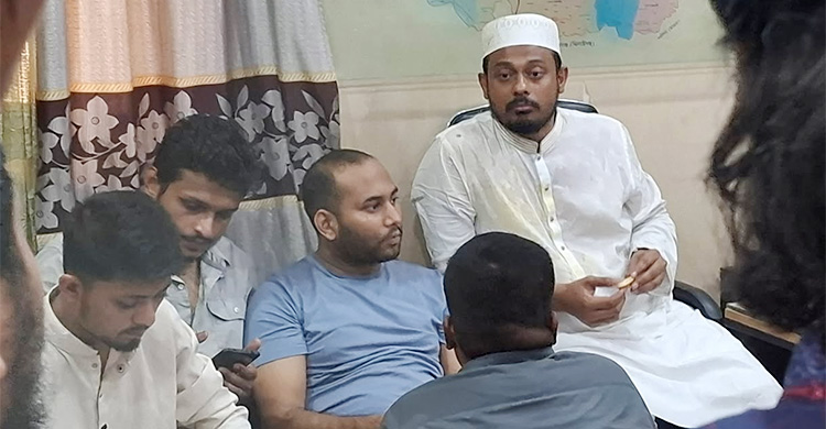 মামলা না নেওয়ার অভিযোগ, থানার সামনে বসে পড়লেন নাসীরুদ্দীন পাটওয়ারী